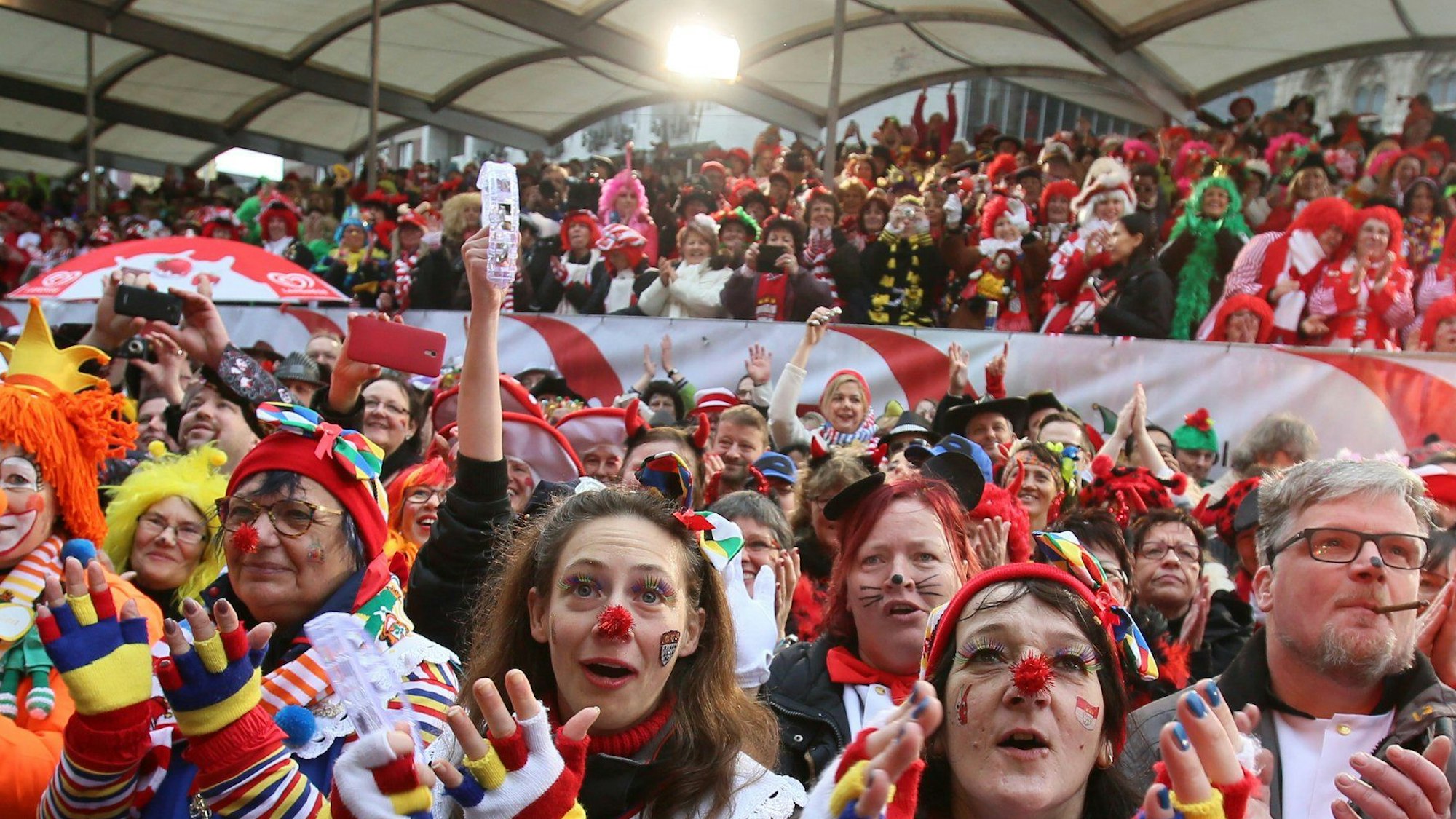 Feiernde Jecke auf dem Alter Markt in Köln.