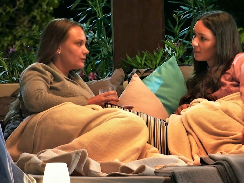 Zwischen Celina (links) und Morena knistert es im„ First Dates Hotel“ ordentlich.