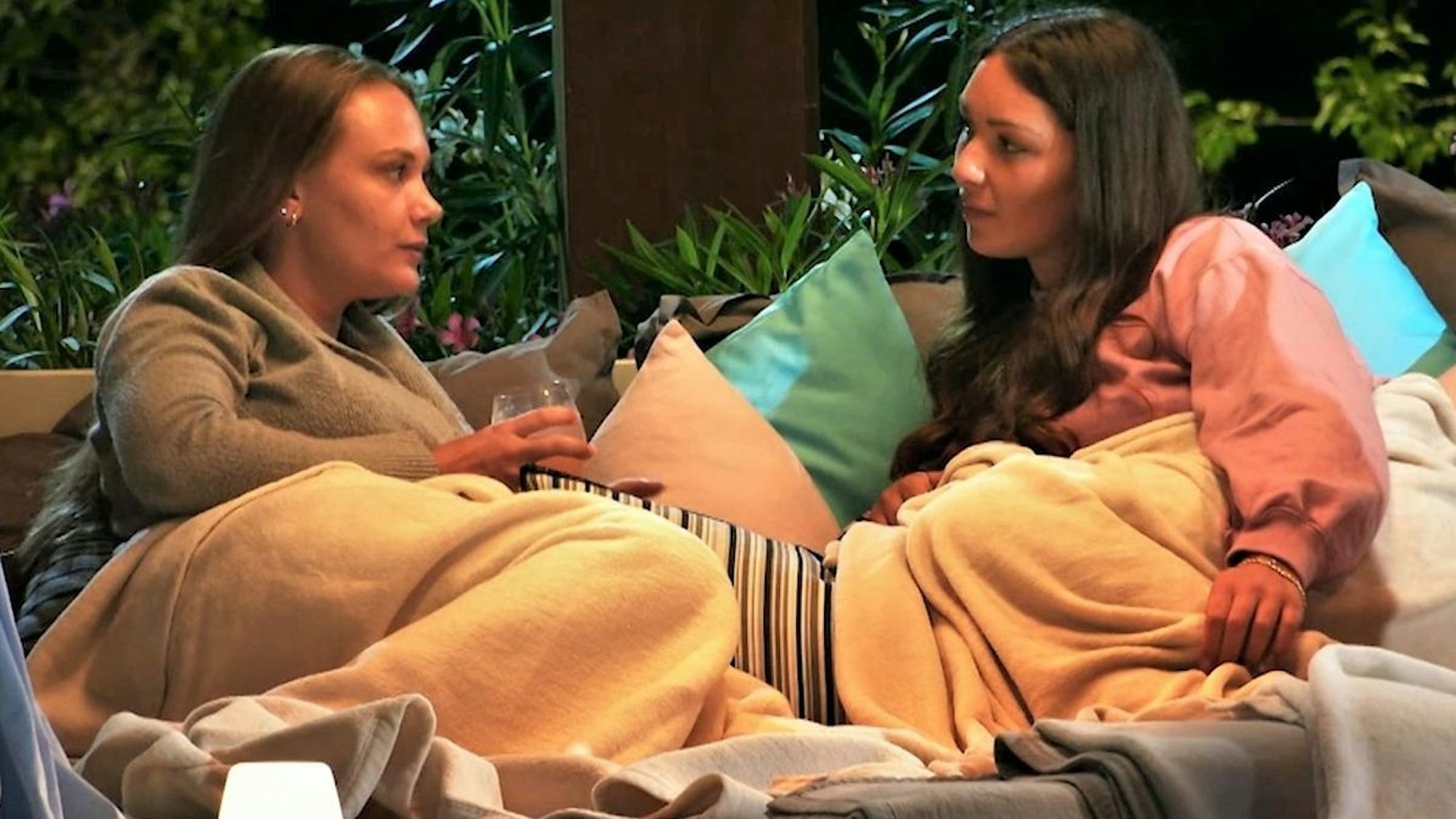 Zwischen Celina (links) und Morena knistert es im„ First Dates Hotel“ ordentlich.