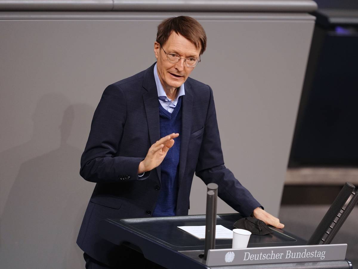 Gesundheitsminister Karl Lauterbach spricht am 26. Januar 2022 im Bundestag. Er geht von einer spürbaren Entspannung der Pandemielage in den kommenden Monaten aus.