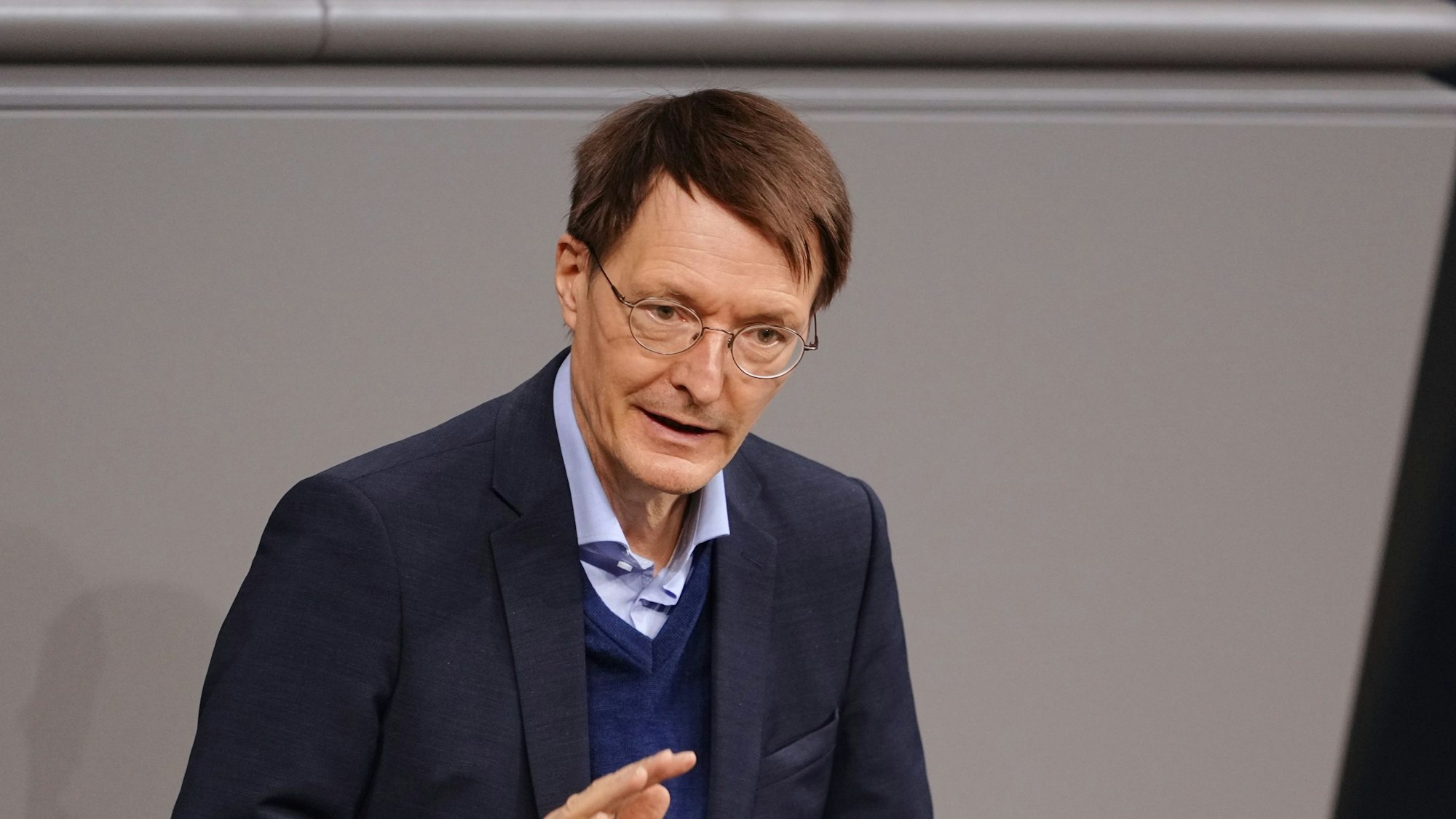 Gesundheitsminister Karl Lauterbach spricht am 26. Januar 2022 im Bundestag. Er geht von einer spürbaren Entspannung der Pandemielage in den kommenden Monaten aus.