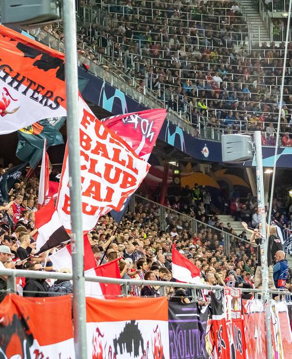 Red Bull Arena in Salzburg am 20. Oktober 2021. Fans feiern im gefüllten Stadion.