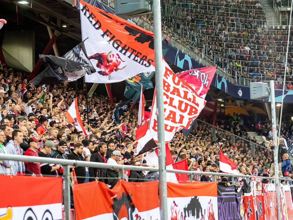 Red Bull Arena in Salzburg am 20. Oktober 2021. Fans feiern im gefüllten Stadion.