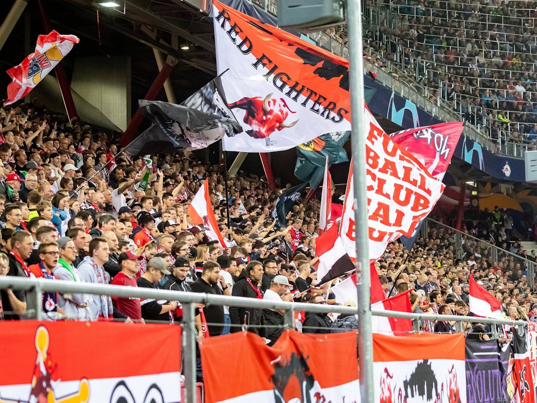 Red Bull Arena in Salzburg am 20. Oktober 2021. Fans feiern im gefüllten Stadion.