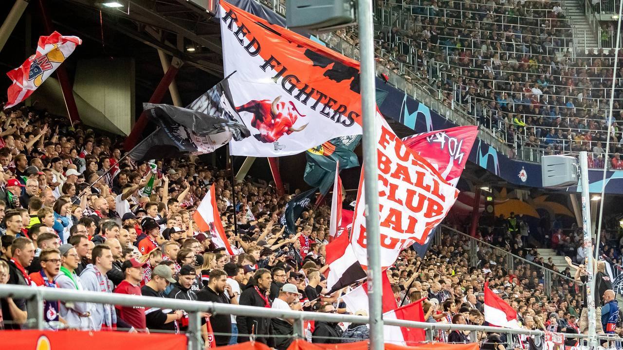 Red Bull Arena in Salzburg am 20. Oktober 2021. Fans feiern im gefüllten Stadion.