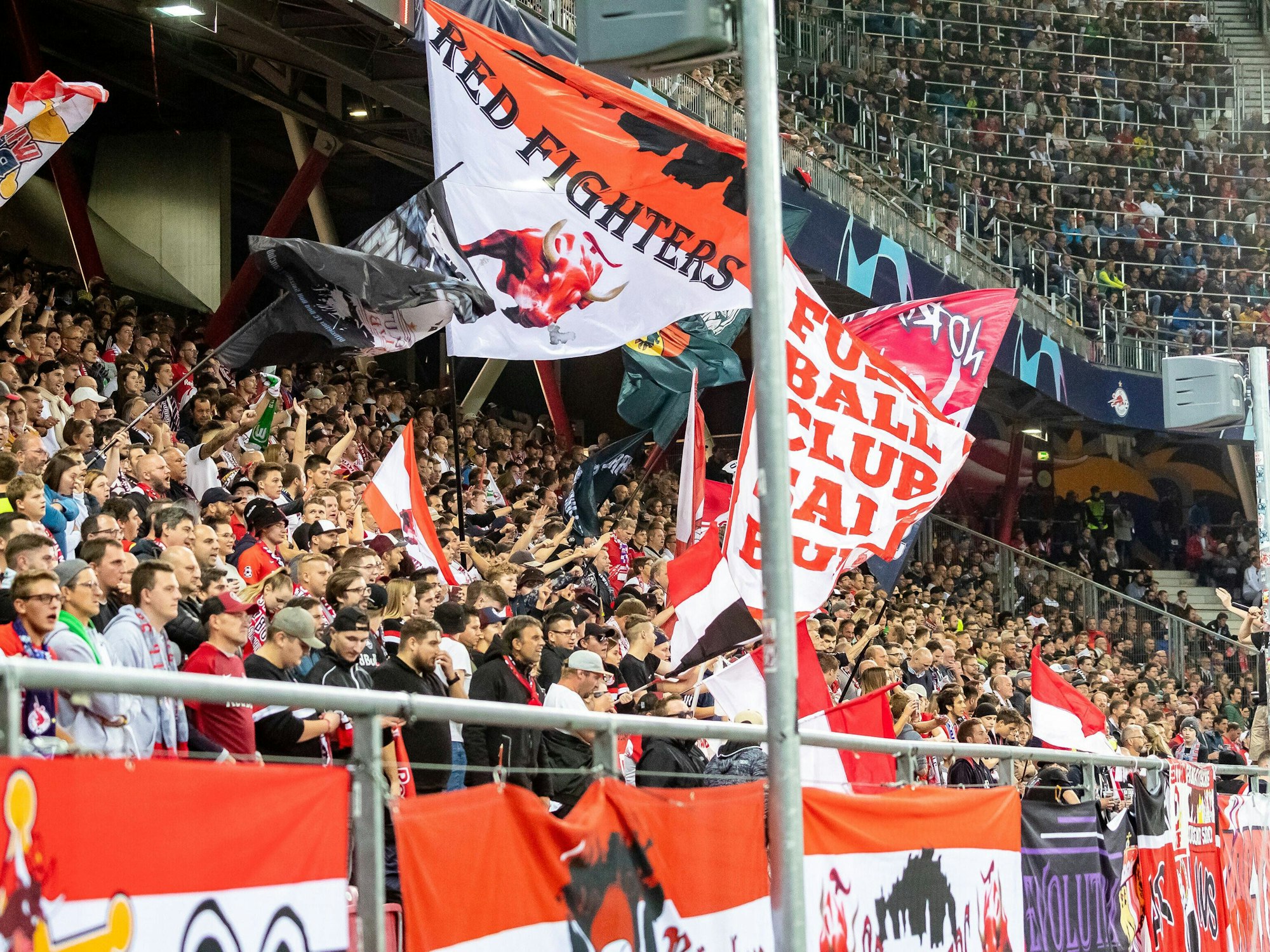 Red Bull Arena in Salzburg am 20. Oktober 2021. Fans feiern im gefüllten Stadion.