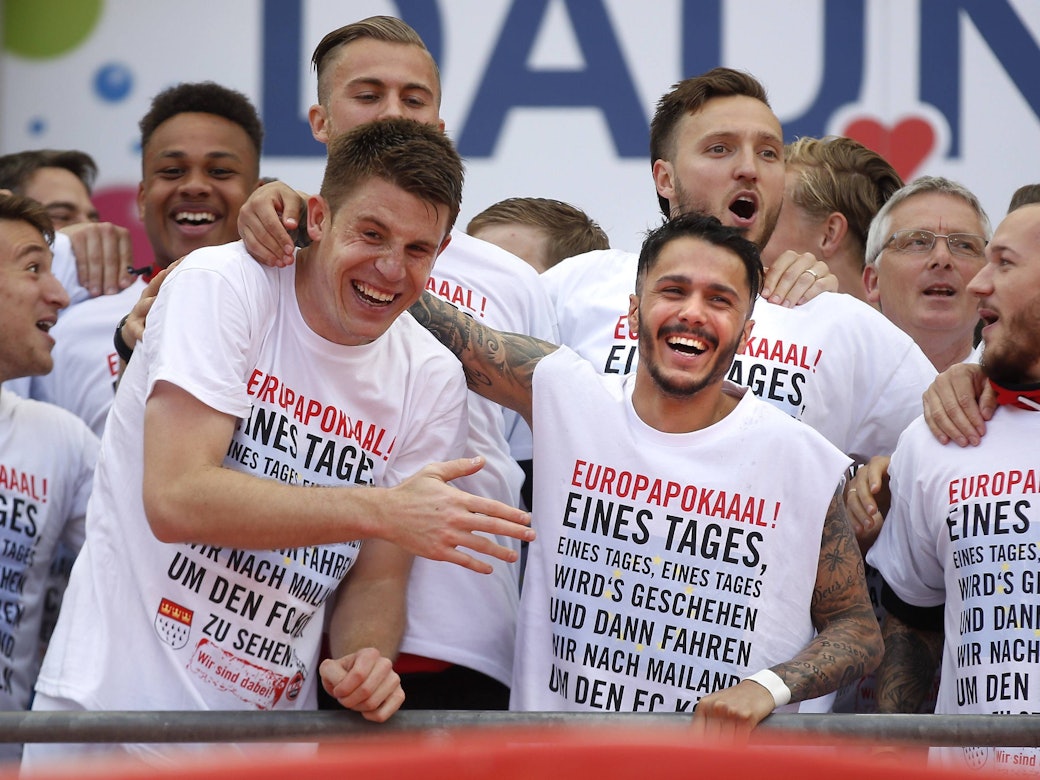 Die Mannschaft des 1. FC Köln um Leonardo Bittencourt, Dominique Heintz und Co. feierten am 20. Mai 2017 den Einzug in den Europapokal. Auch Salih Özcan ist dabei.