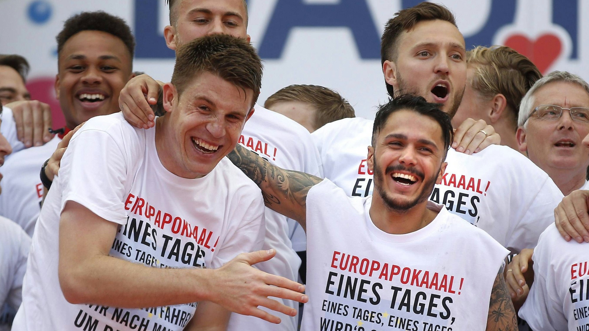 Die Mannschaft des 1. FC Köln um Leonardo Bittencourt, Dominique Heintz und Co. feierten am 20. Mai 2017 den Einzug in den Europapokal. Auch Salih Özcan ist dabei.