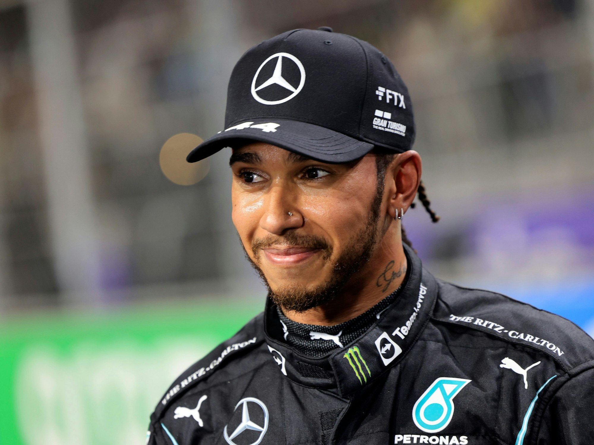 Merceds-Pilot Lewis Hamilton an der Rennstrecke.