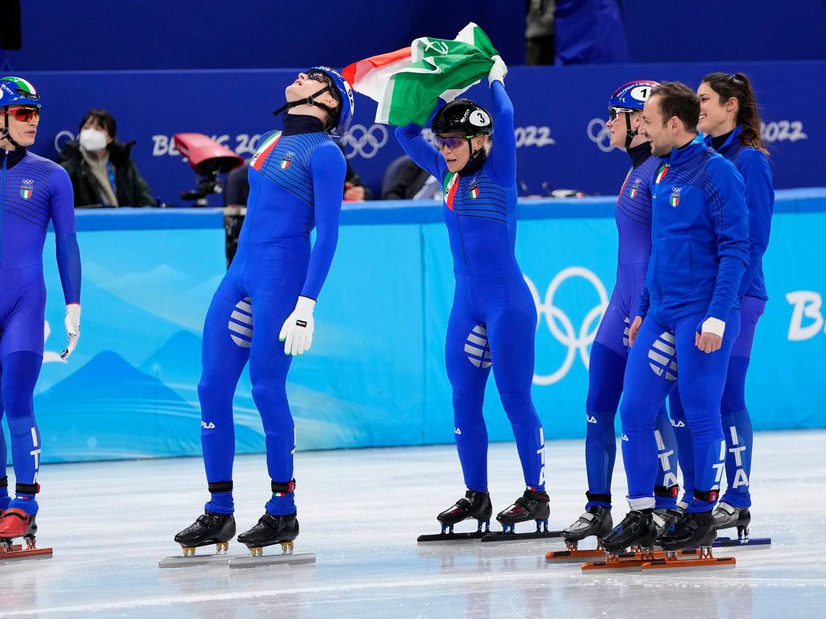 Eisschnelllauf: Bereits am ersten Tag der Medaillenentscheidungen bei Olympia 2022 in Peking holte sich Italien die erste Medaille.