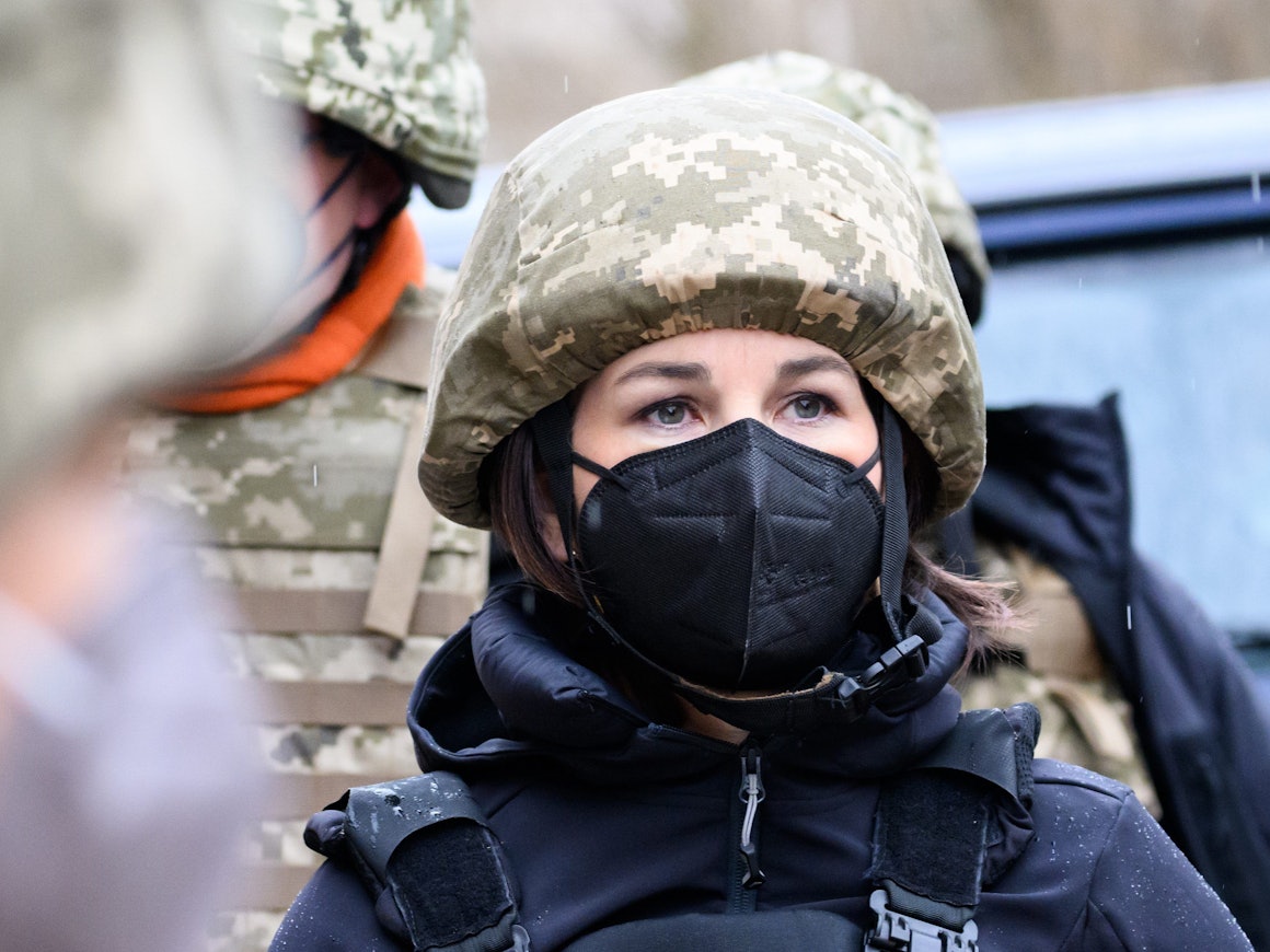 Außenministerin Annalena Baerbock am 8. Februar 2022 im verlassenen Ort Schyrokyne an der Frontlinie zwischen der ukrainischen Armee und den von Russland unterstützten Separatisten.