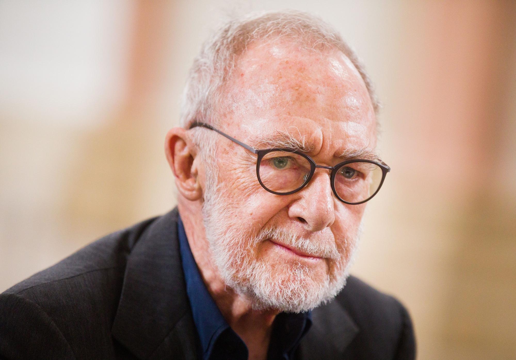 Gerhard Richter lacht bei einem Interview verschmitzt in die Kamera.