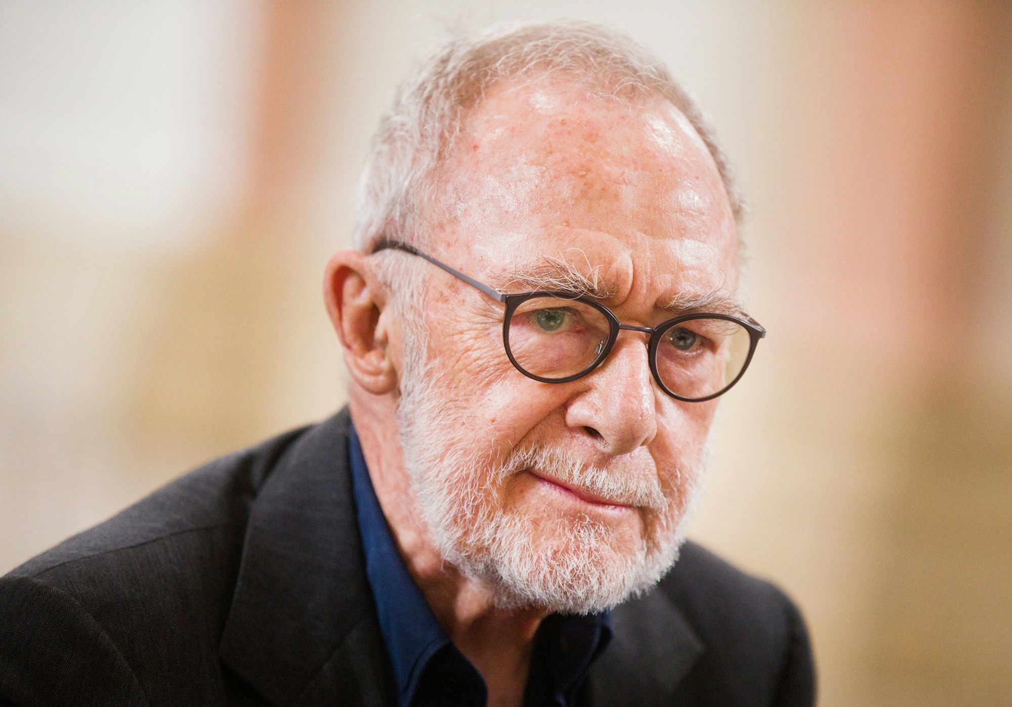 Gerhard Richter lacht bei einem Interview verschmitzt in die Kamera.