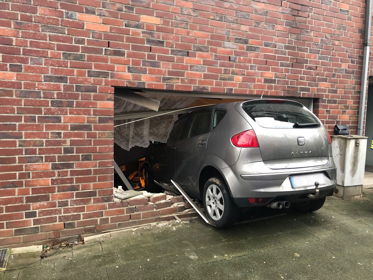 Auto in Fensterscheibe eines Wohnhauses gekracht.