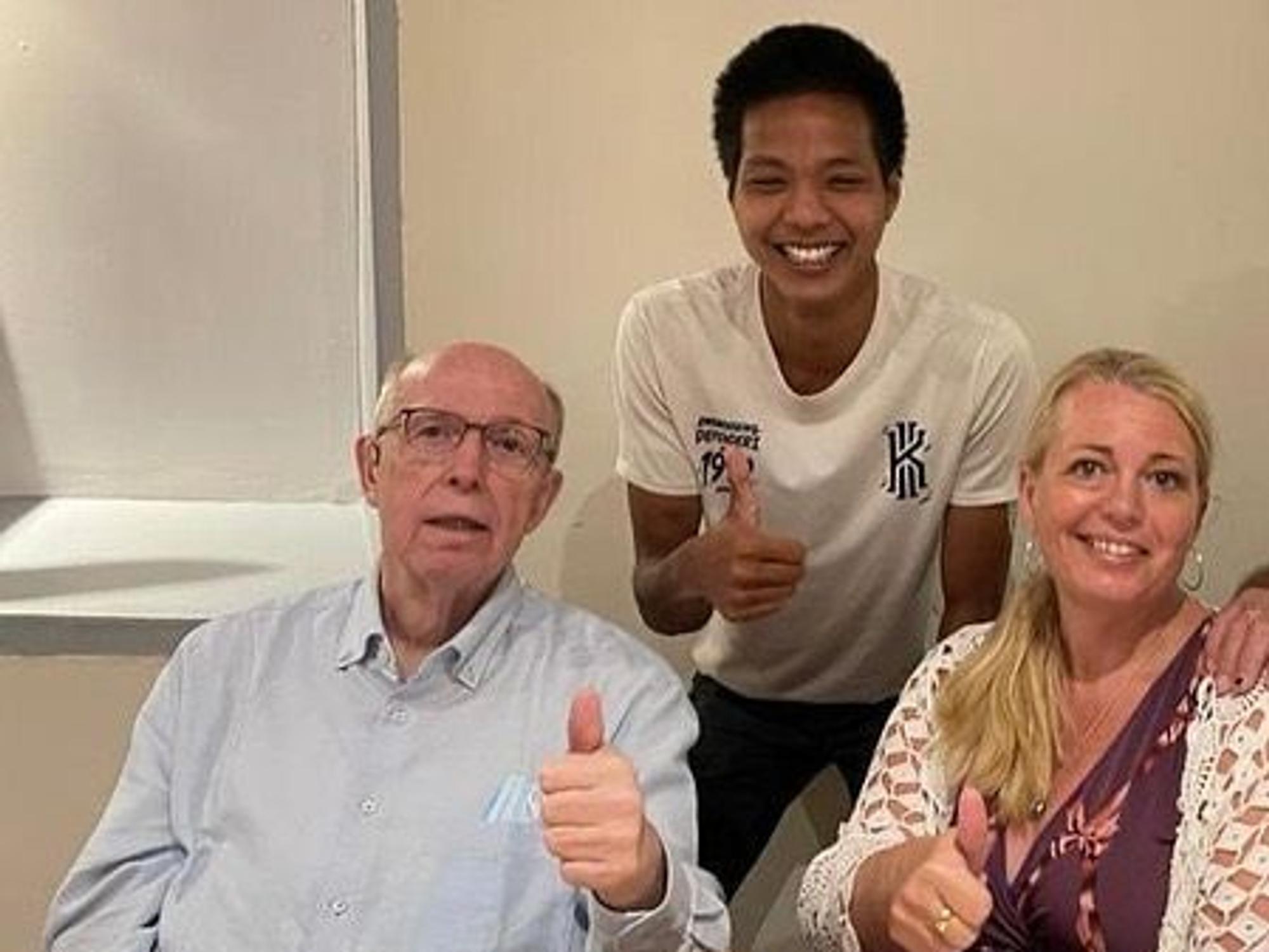 Reiner Calmund posiert mit seinem Patenkind und seiner Tochter.