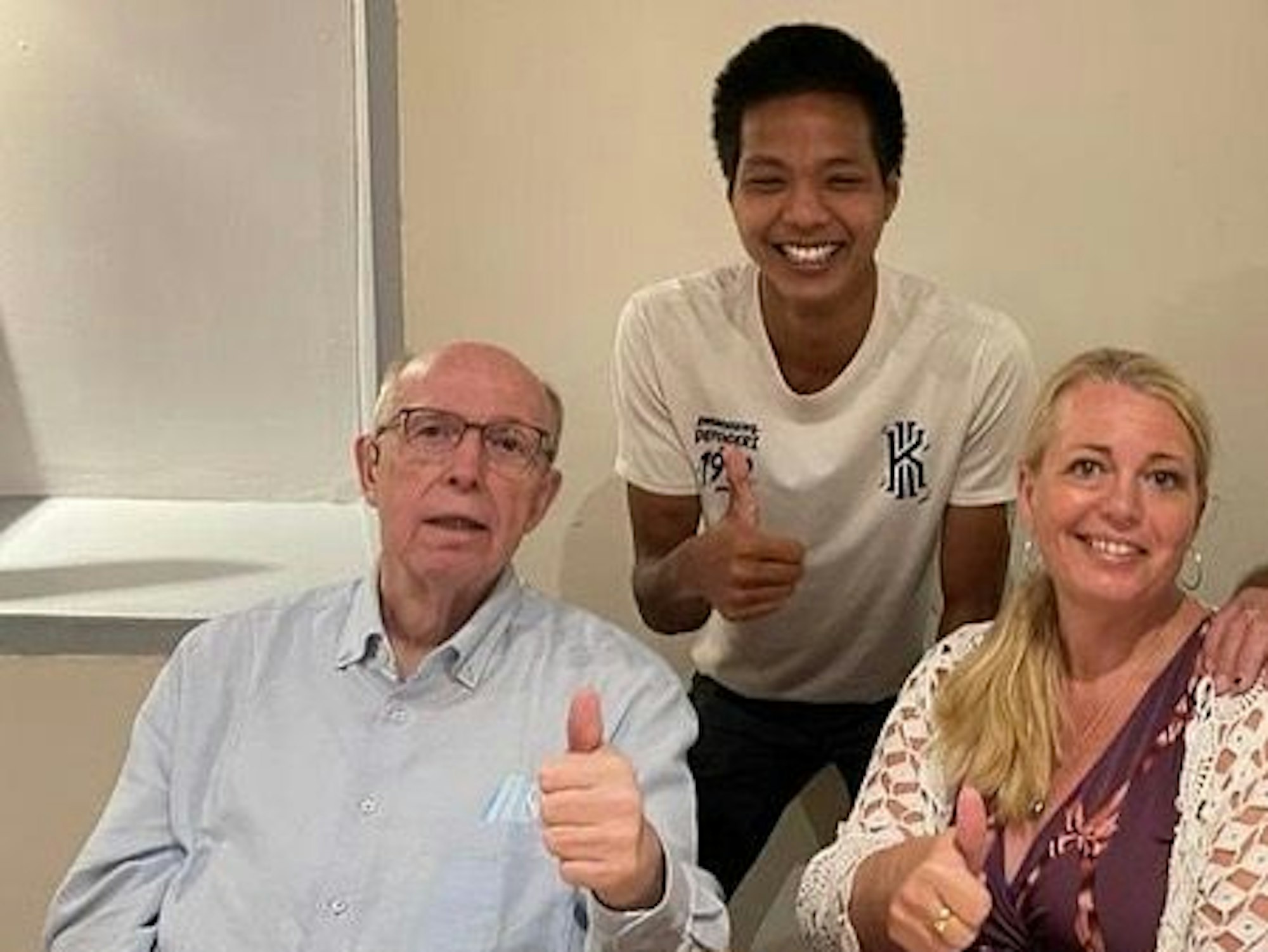 Reiner Calmund posiert mit seinem Patenkind und seiner Tochter.