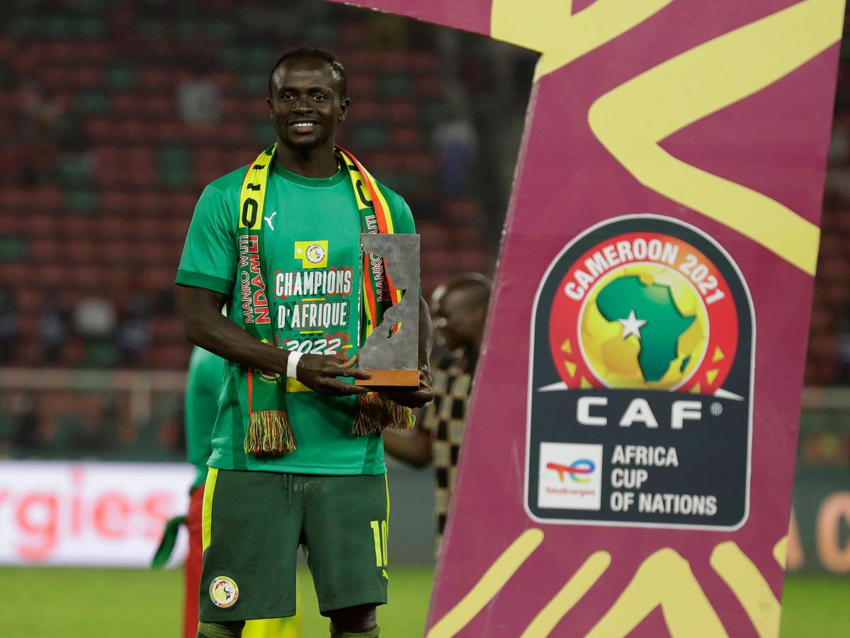 Sadio Mané posiert mit der Trophäe für den besten Spieler des Turniers.