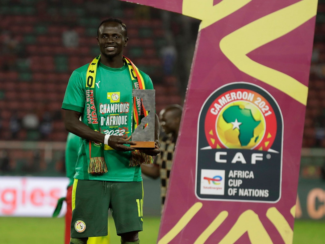 Sadio Mané posiert mit der Trophäe für den besten Spieler des Turniers.