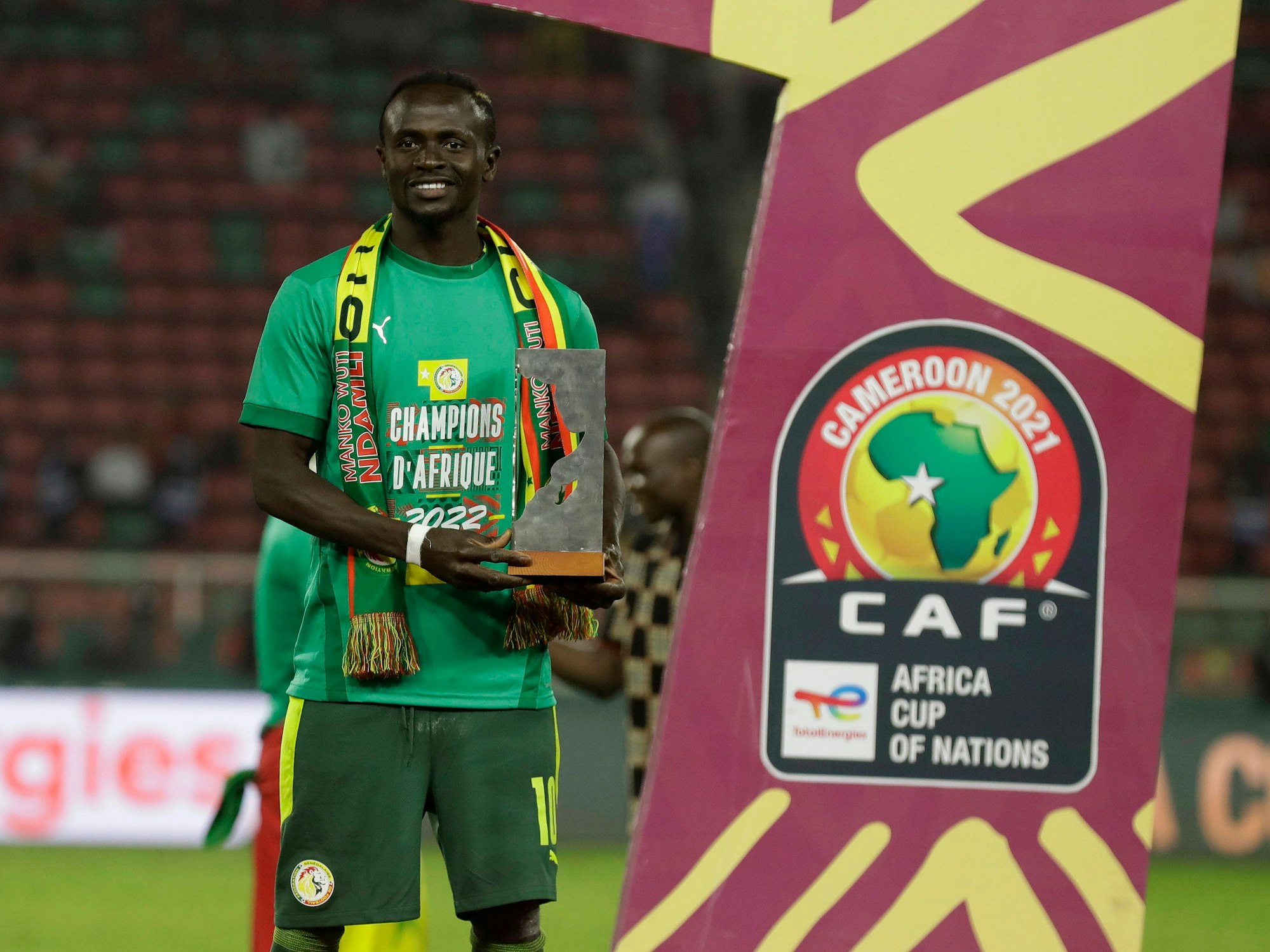 Sadio Mané posiert mit der Trophäe für den besten Spieler des Turniers.