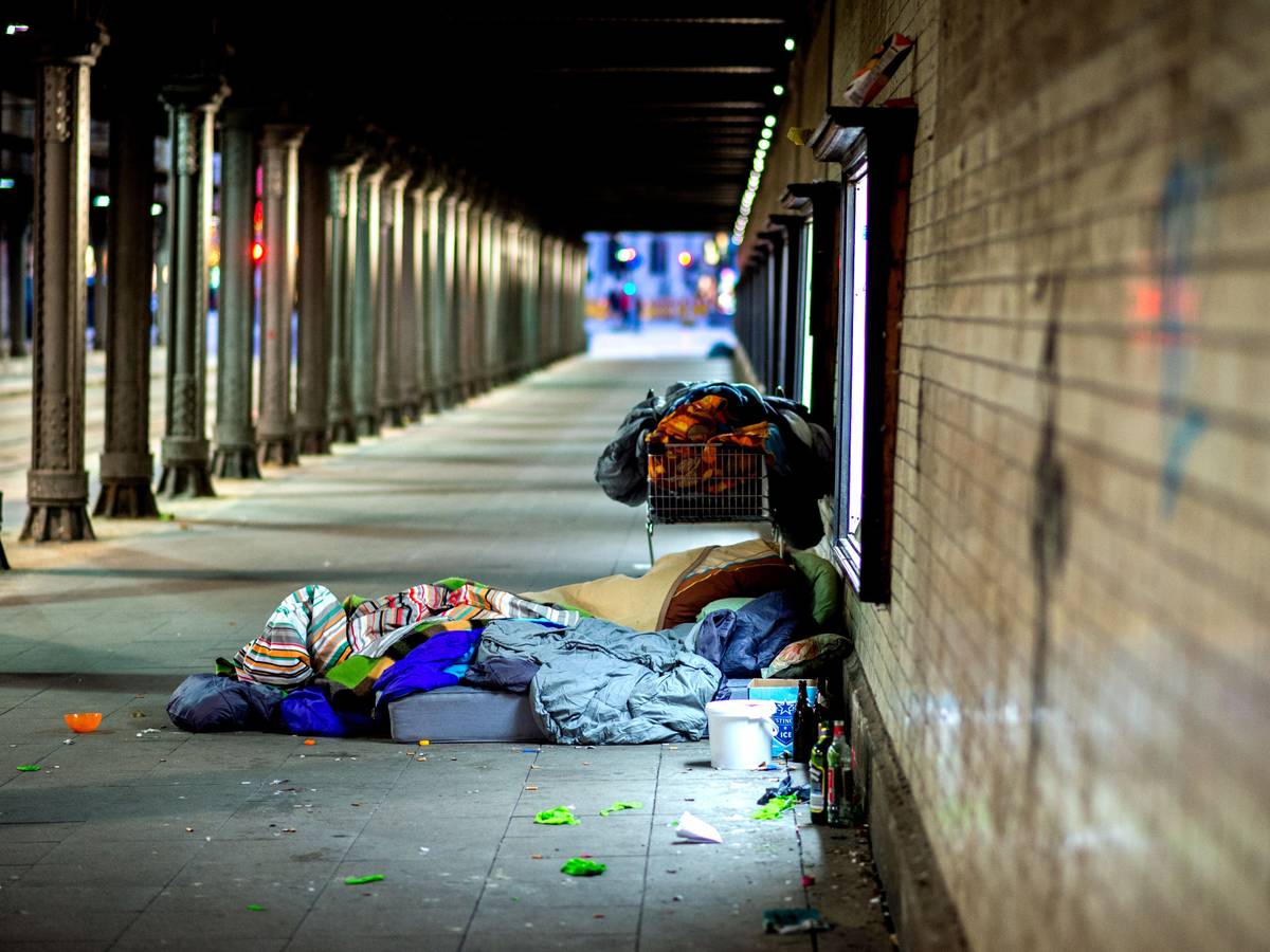 Obdachlose liegen auf einem Foto vom 26. November 2017 unter einer Eisenbahnunterführung in Hannover.