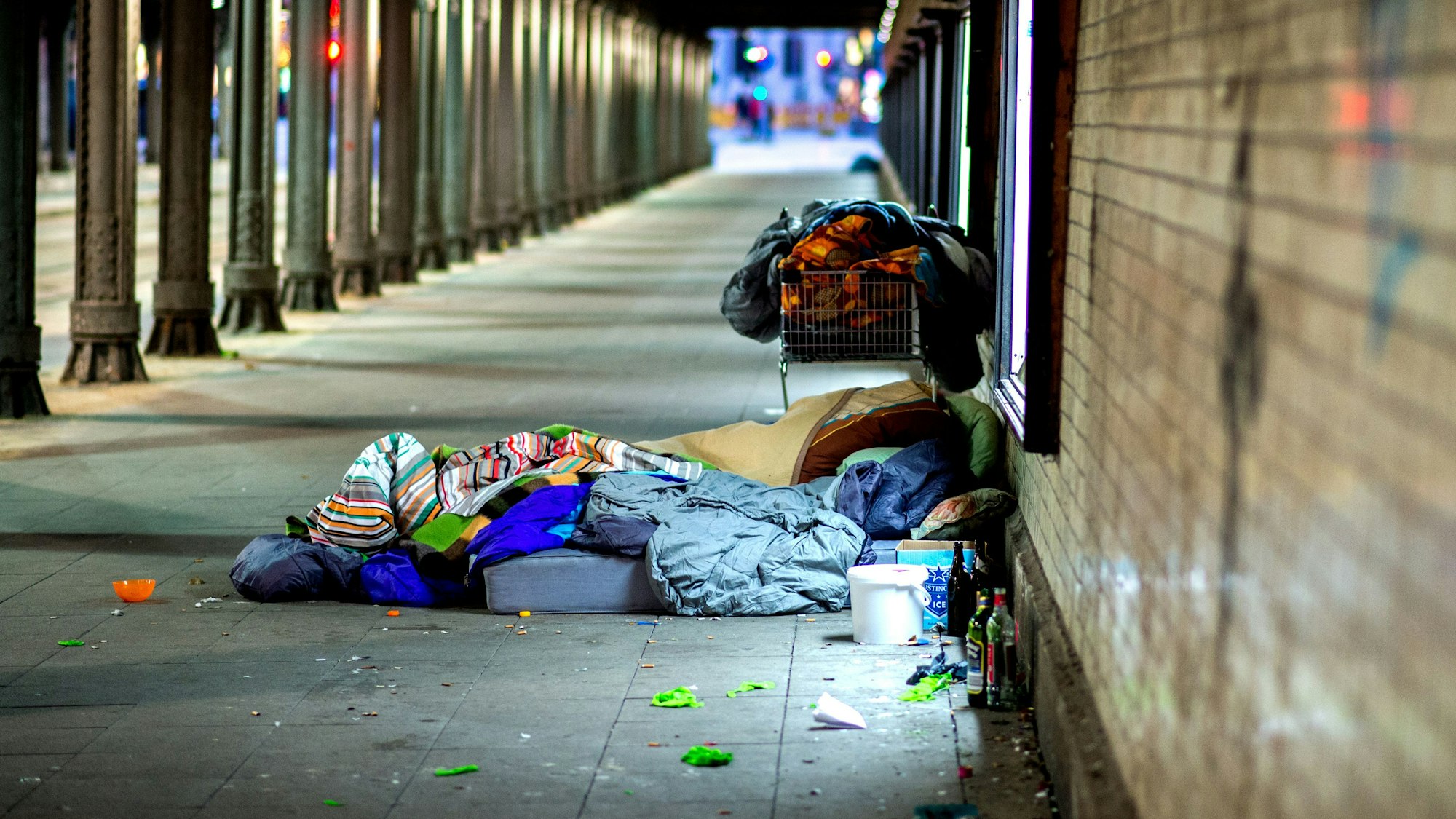 Obdachlose liegen auf einem Foto vom 26. November 2017 unter einer Eisenbahnunterführung in Hannover.