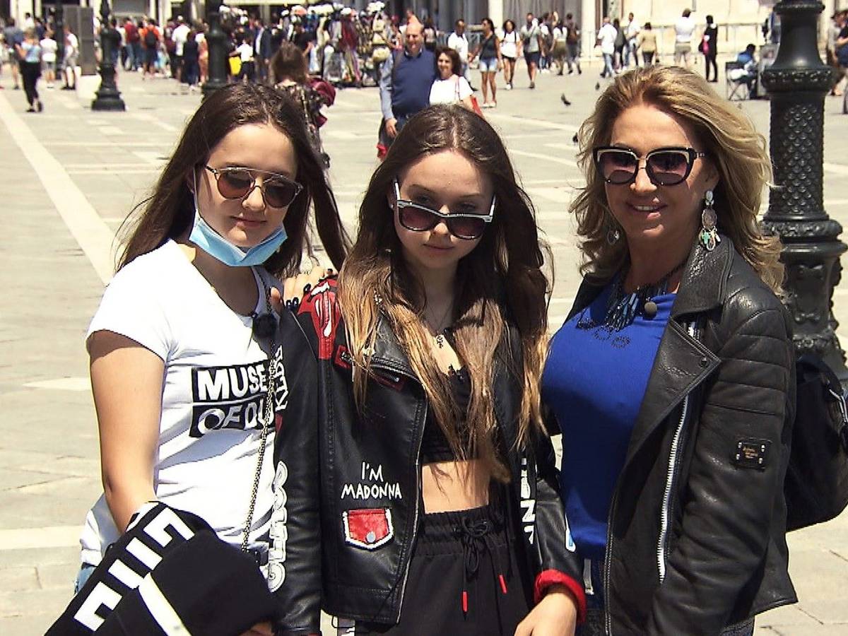 „Die Geissens“ auf RTLZWEI: Unser Bild zeigt Davina (lvon links), Shania und Carmen Geiss in Venedig im Jahr 2021.