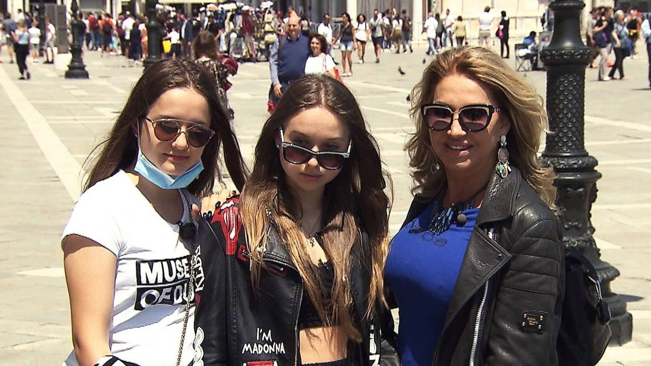 „Die Geissens“ auf RTLZWEI: Unser Bild zeigt Davina (lvon links), Shania und Carmen Geiss in Venedig im Jahr 2021.