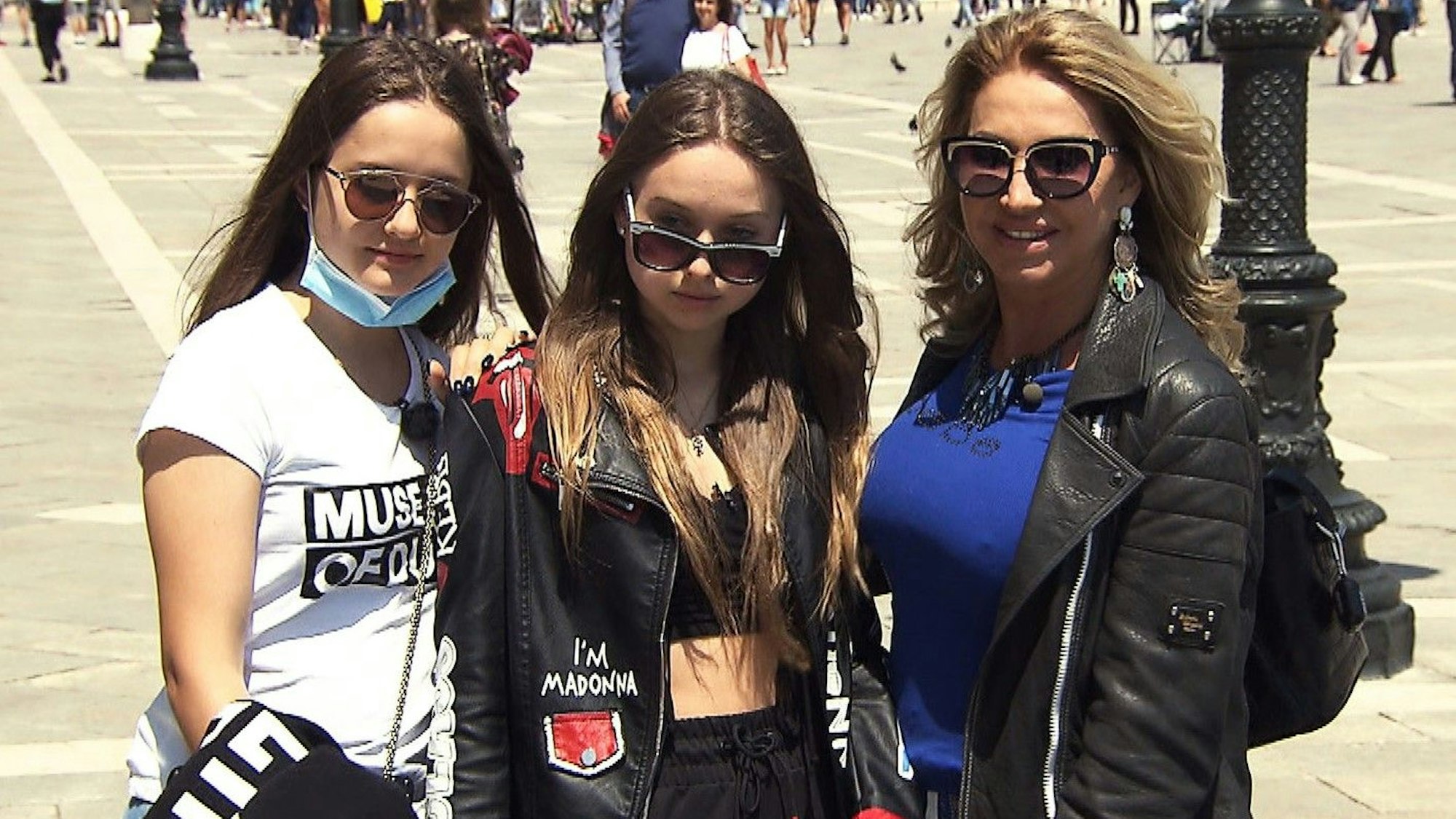 „Die Geissens“ auf RTLZWEI: Unser Bild zeigt Davina (lvon links), Shania und Carmen Geiss in Venedig im Jahr 2021.