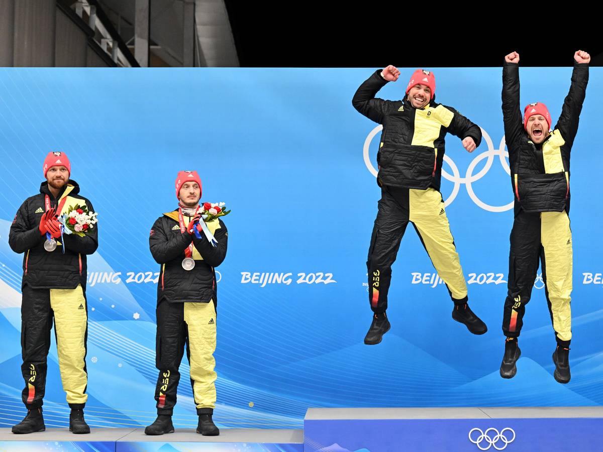 Tobias Wendl und Tobias Arlt (r) aus Deutschland jubeln bei der Siegerehrung. Neben ihnen applaudieren die Silbermedaillengewinner Toni Eggert (l) und Sascha Benecken.