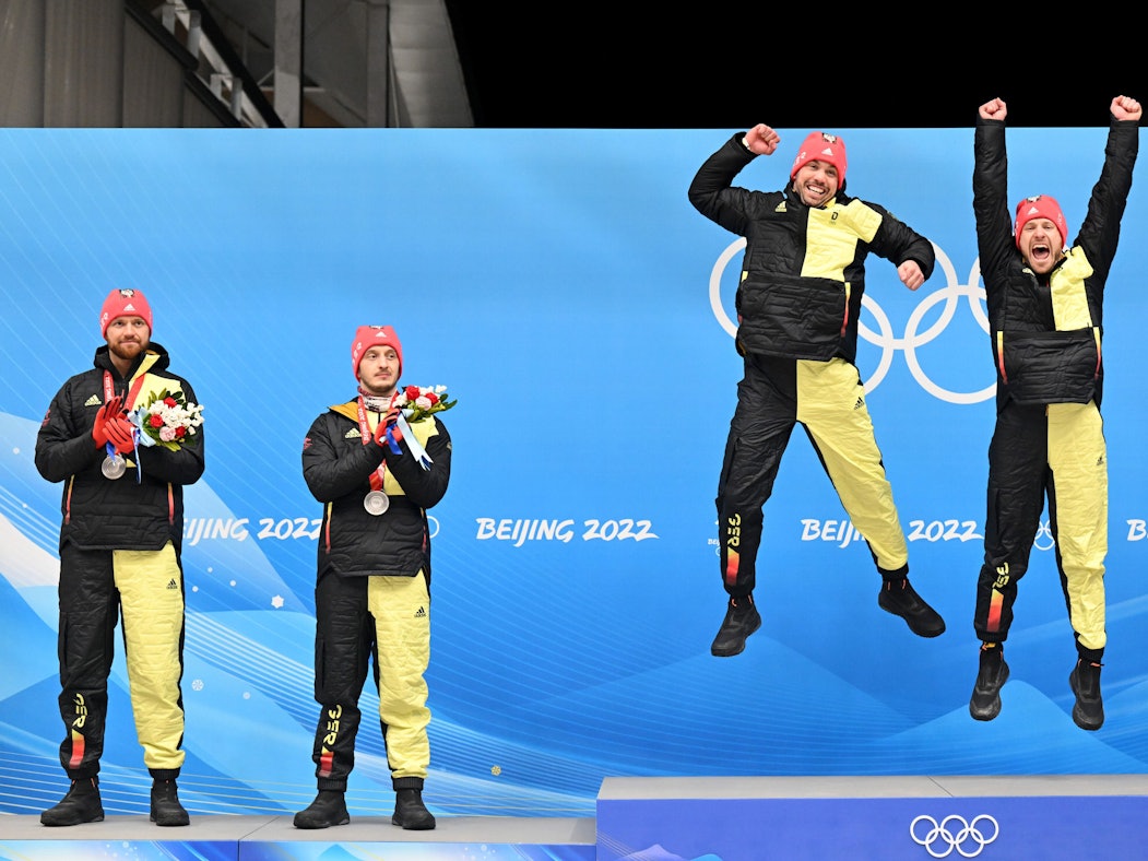 Tobias Wendl und Tobias Arlt (r) aus Deutschland jubeln bei der Siegerehrung. Neben ihnen applaudieren die Silbermedaillengewinner Toni Eggert (l) und Sascha Benecken.