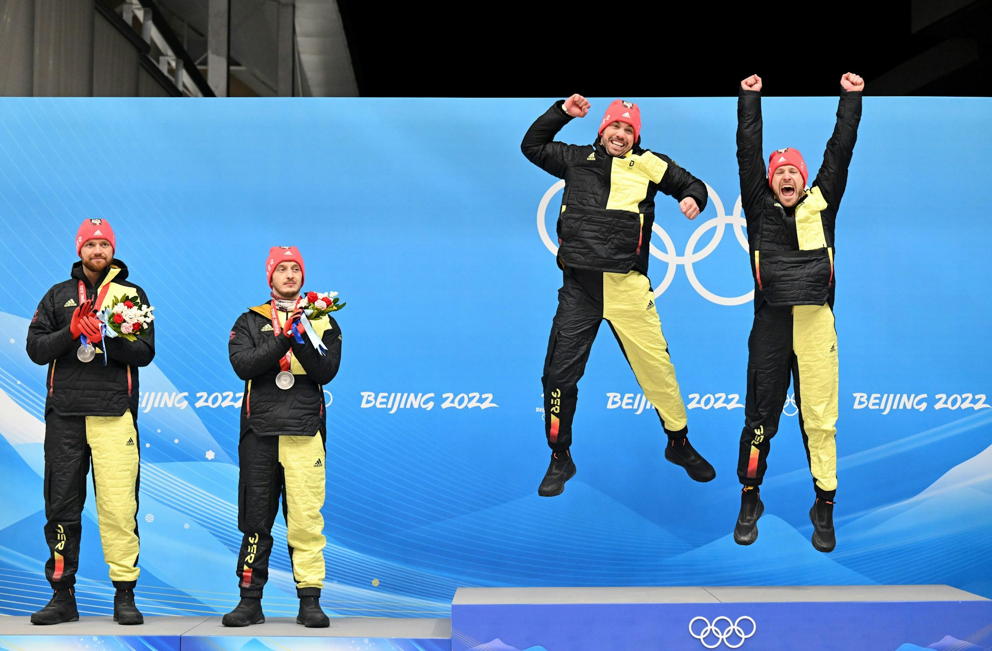 Tobias Wendl und Tobias Arlt (r) aus Deutschland jubeln bei der Siegerehrung. Neben ihnen applaudieren die Silbermedaillengewinner Toni Eggert (l) und Sascha Benecken.
