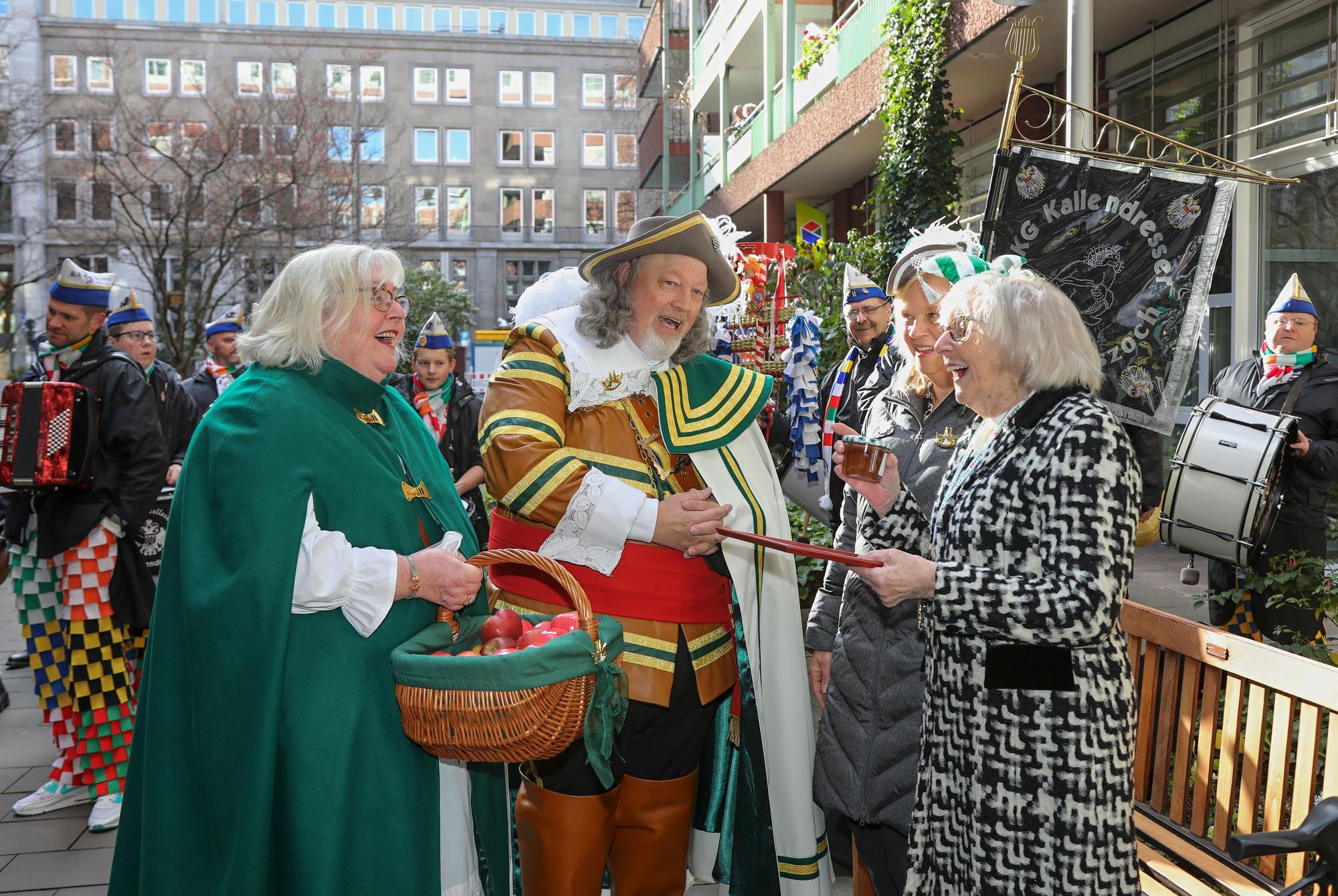 Jan und Griet beschenkten Liesel Müser (r.) mit Apfelgelee
