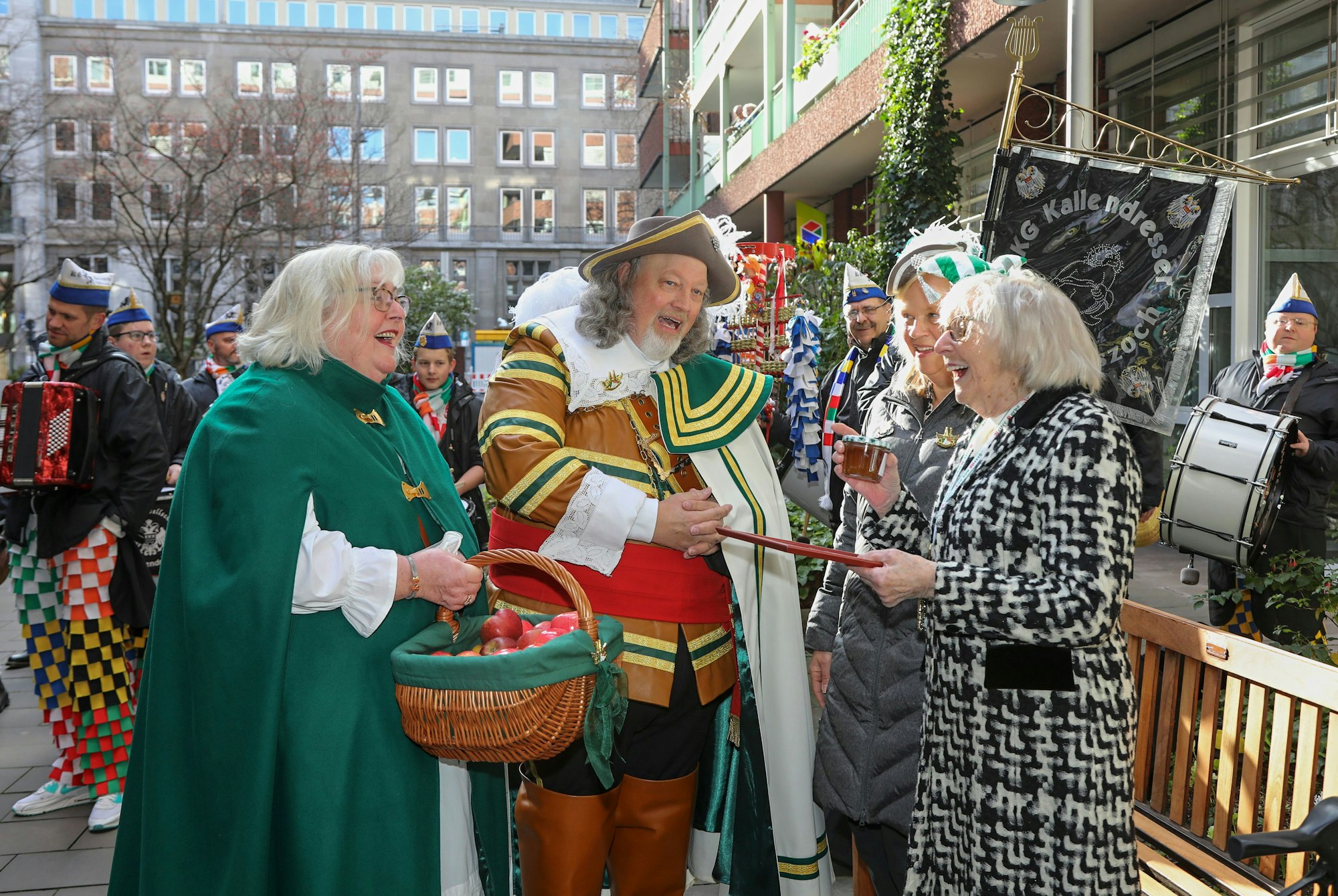 Jan und Griet beschenkten Liesel Müser (r.) mit Apfelgelee