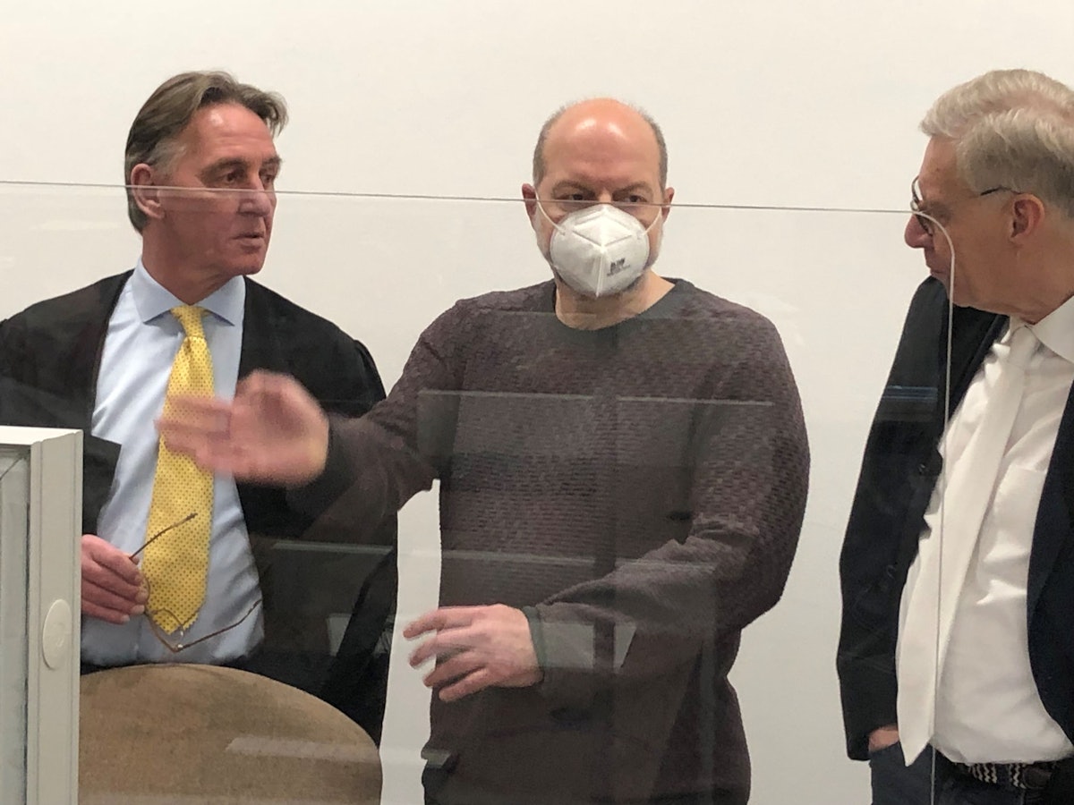 Der Angeklagte Thomas Drach (61) gestikuliert.