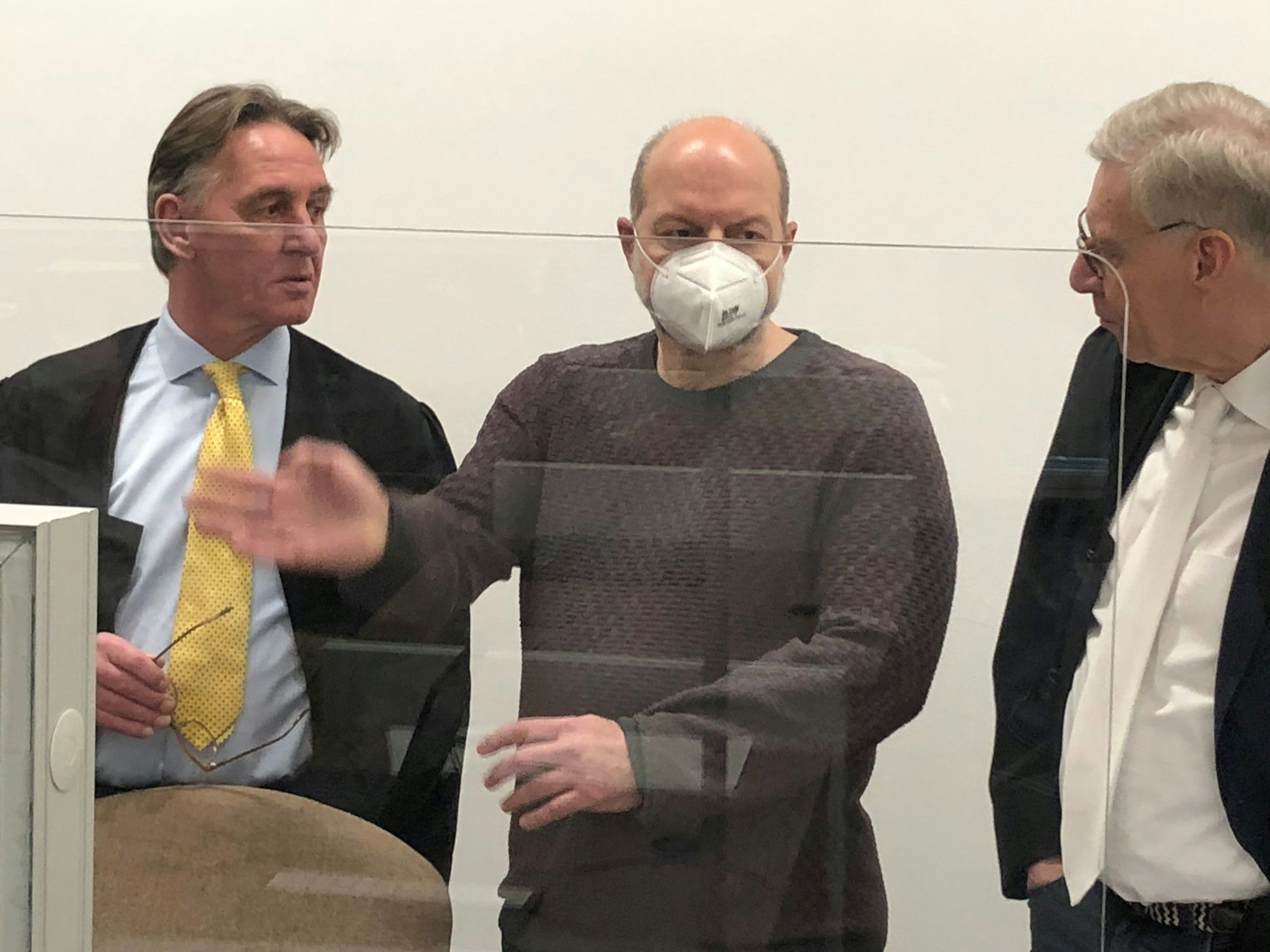 Der Angeklagte Thomas Drach (61) gestikuliert.