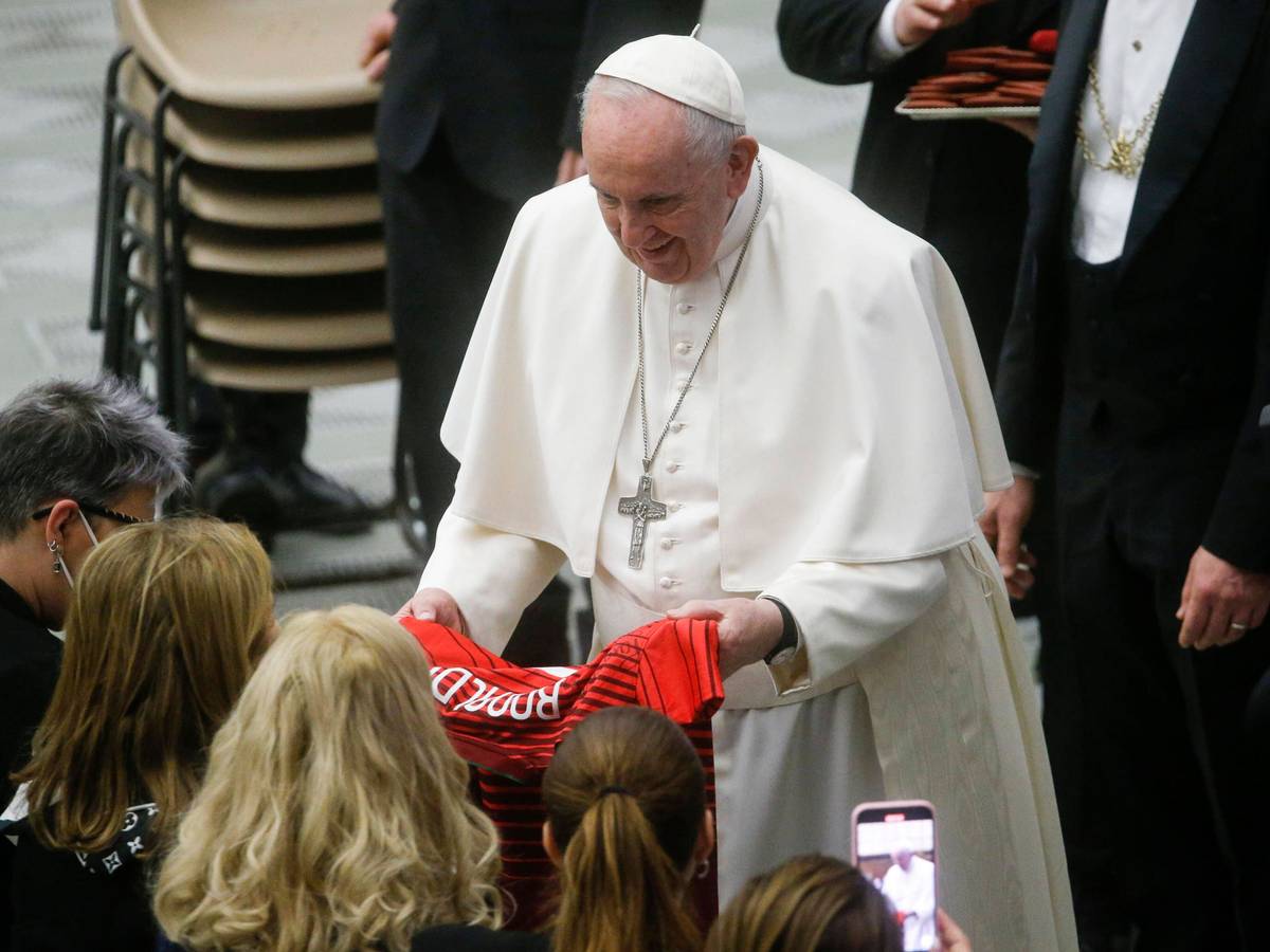 Das Trikot von Cristiano Ronaldo wird Papst Franziskus am 9. Februar 2022 überreicht.
