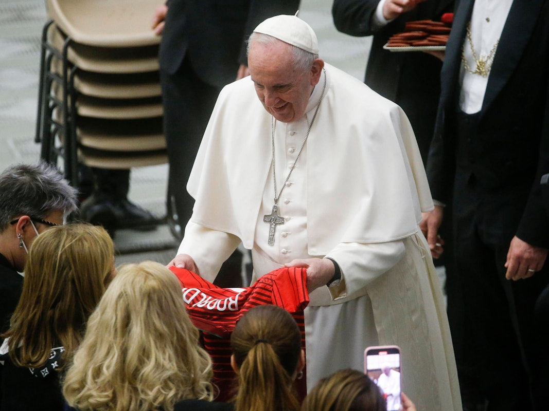 Das Trikot von Cristiano Ronaldo wird Papst Franziskus am 9. Februar 2022 überreicht.