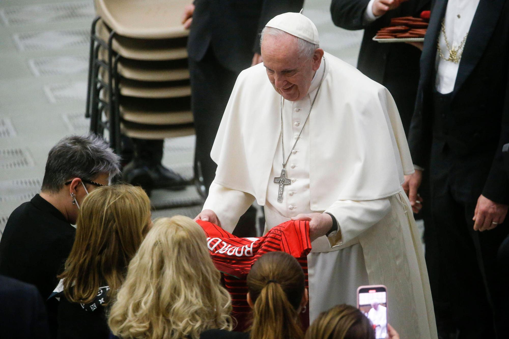 Das Trikot von Cristiano Ronaldo wird Papst Franziskus am 9. Februar 2022 überreicht.