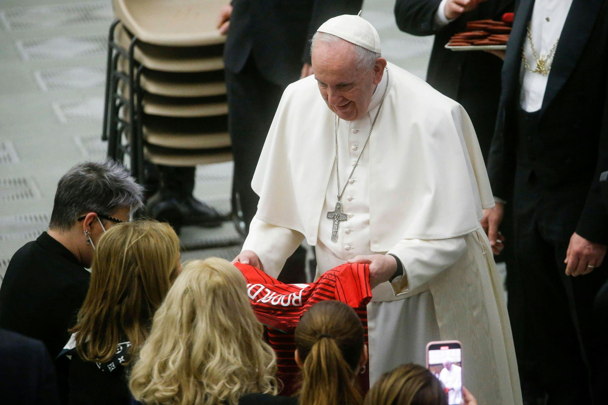 Das Trikot von Cristiano Ronaldo wird Papst Franziskus am 9. Februar 2022 überreicht.