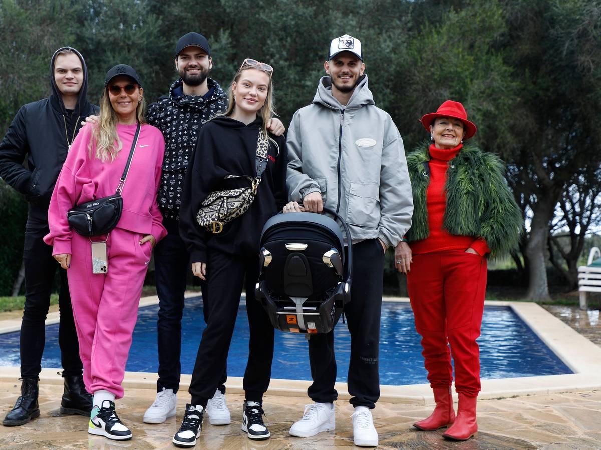 Die Mitglieder der Familie Ochsenknecht Wilson Gonzalez Ochsenknecht, Natascha Ochsenknecht, Jimi Blue Ochsenknecht, Cheyenne Ochsenknecht und ihr Freund Nino Sifkovits mit Tochter Mavie in der Babyschale und Bärbel Wierichs stehen im Garten eines Hauses auf Mallorca während eines exklusiven Fototermins mit der Deutschen Presseagentur dpa.