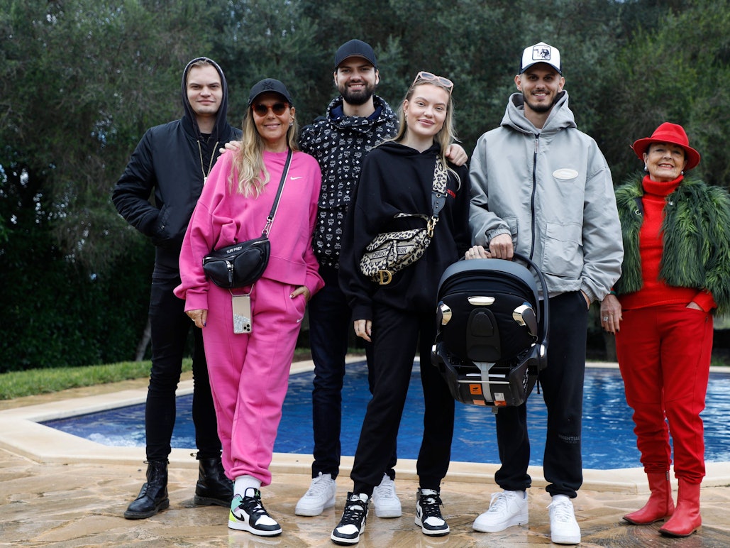 Die Mitglieder der Familie Ochsenknecht Wilson Gonzalez Ochsenknecht, Natascha Ochsenknecht, Jimi Blue Ochsenknecht, Cheyenne Ochsenknecht und ihr Freund Nino Sifkovits mit Tochter Mavie in der Babyschale und Bärbel Wierichs stehen im Garten eines Hauses auf Mallorca während eines exklusiven Fototermins mit der Deutschen Presseagentur dpa.