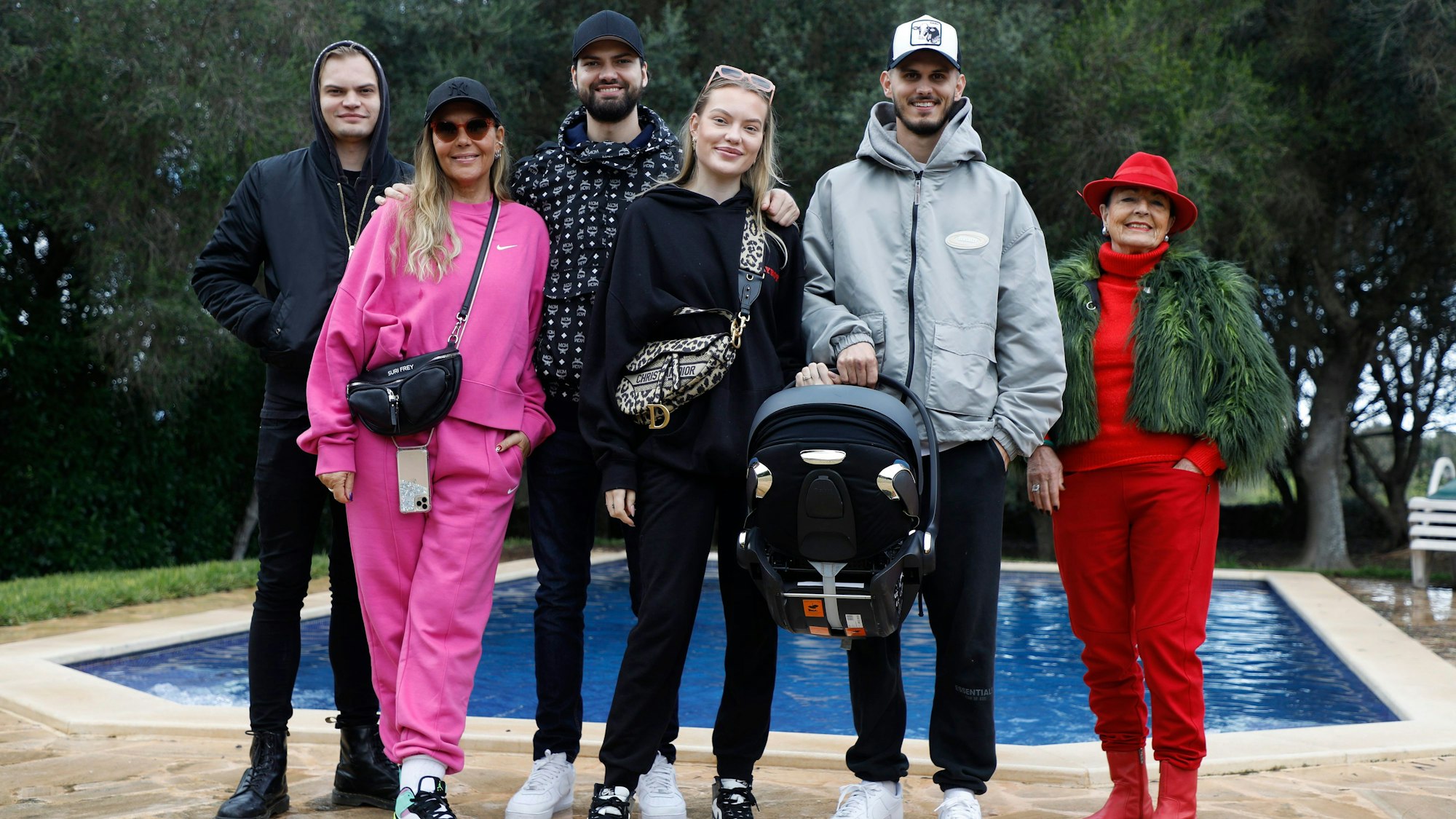 Die Mitglieder der Familie Ochsenknecht Wilson Gonzalez Ochsenknecht, Natascha Ochsenknecht, Jimi Blue Ochsenknecht, Cheyenne Ochsenknecht und ihr Freund Nino Sifkovits mit Tochter Mavie in der Babyschale und Bärbel Wierichs stehen im Garten eines Hauses auf Mallorca während eines exklusiven Fototermins mit der Deutschen Presseagentur dpa.