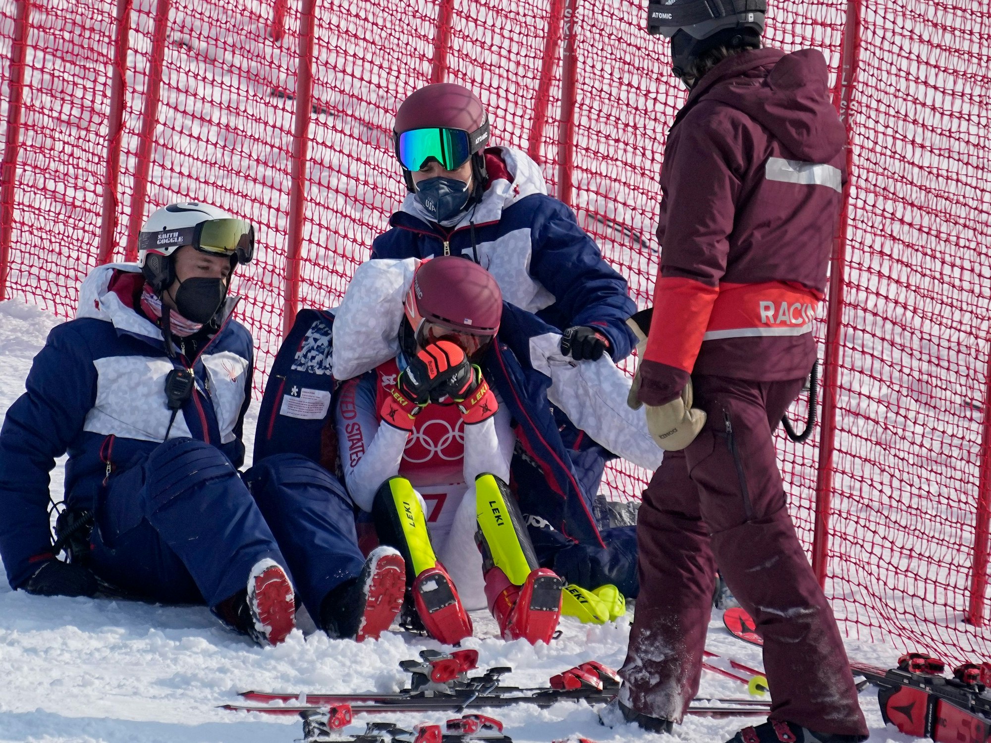 Mikaela Shiffrin weint nach dem Slalom-Aus bei Olympia.