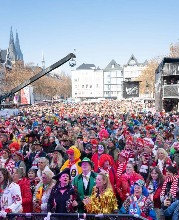 Jecke feiern am 11.11. auf dem Heumarkt vor der Bühne.