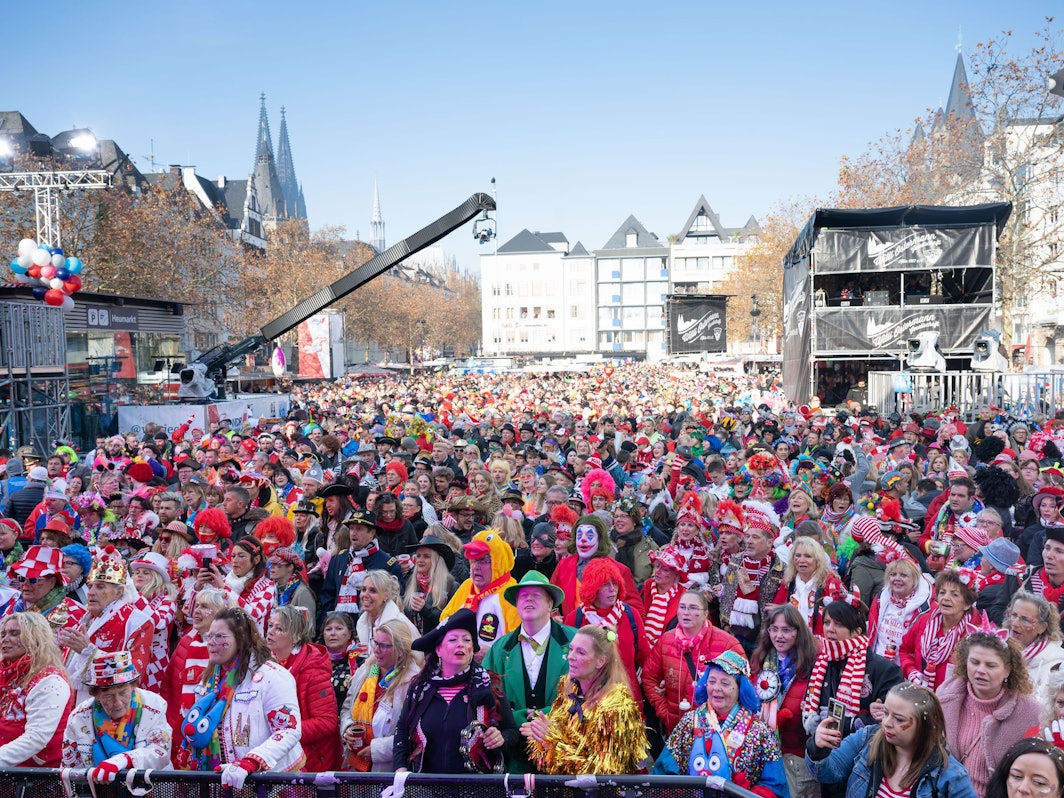Jecke feiern am 11.11. auf dem Heumarkt vor der Bühne.