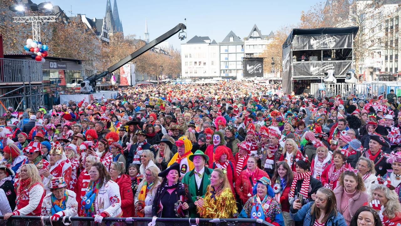 Jecke feiern am 11.11. auf dem Heumarkt vor der Bühne.