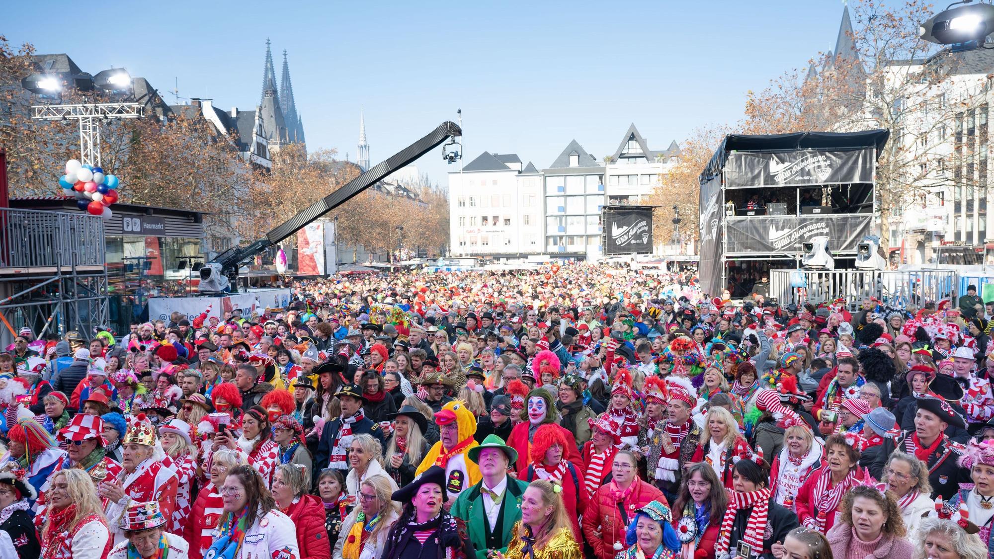 Jecke feiern am 11.11. auf dem Heumarkt vor der Bühne.