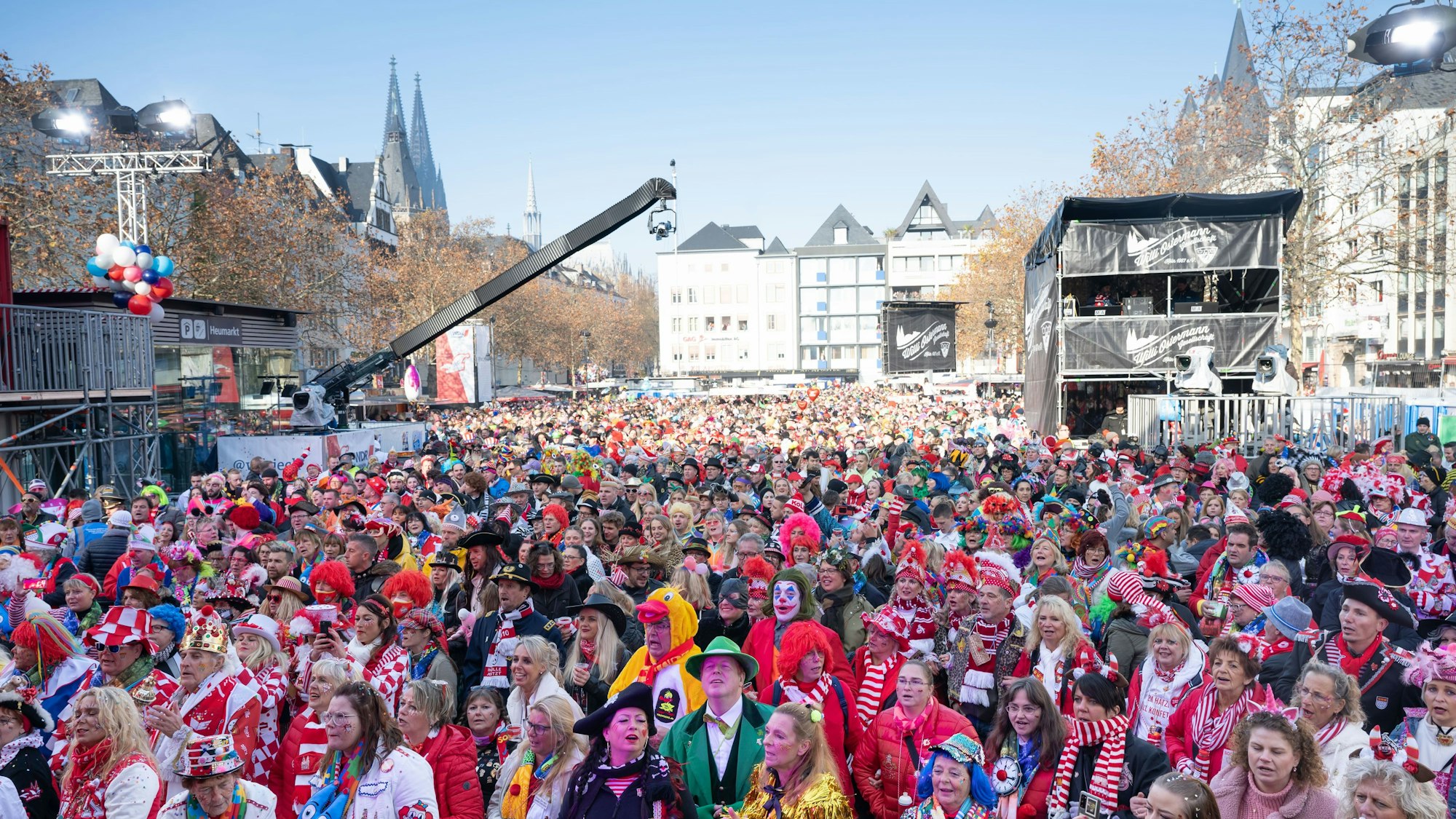 Jecke feiern am 11.11. auf dem Heumarkt vor der Bühne.
