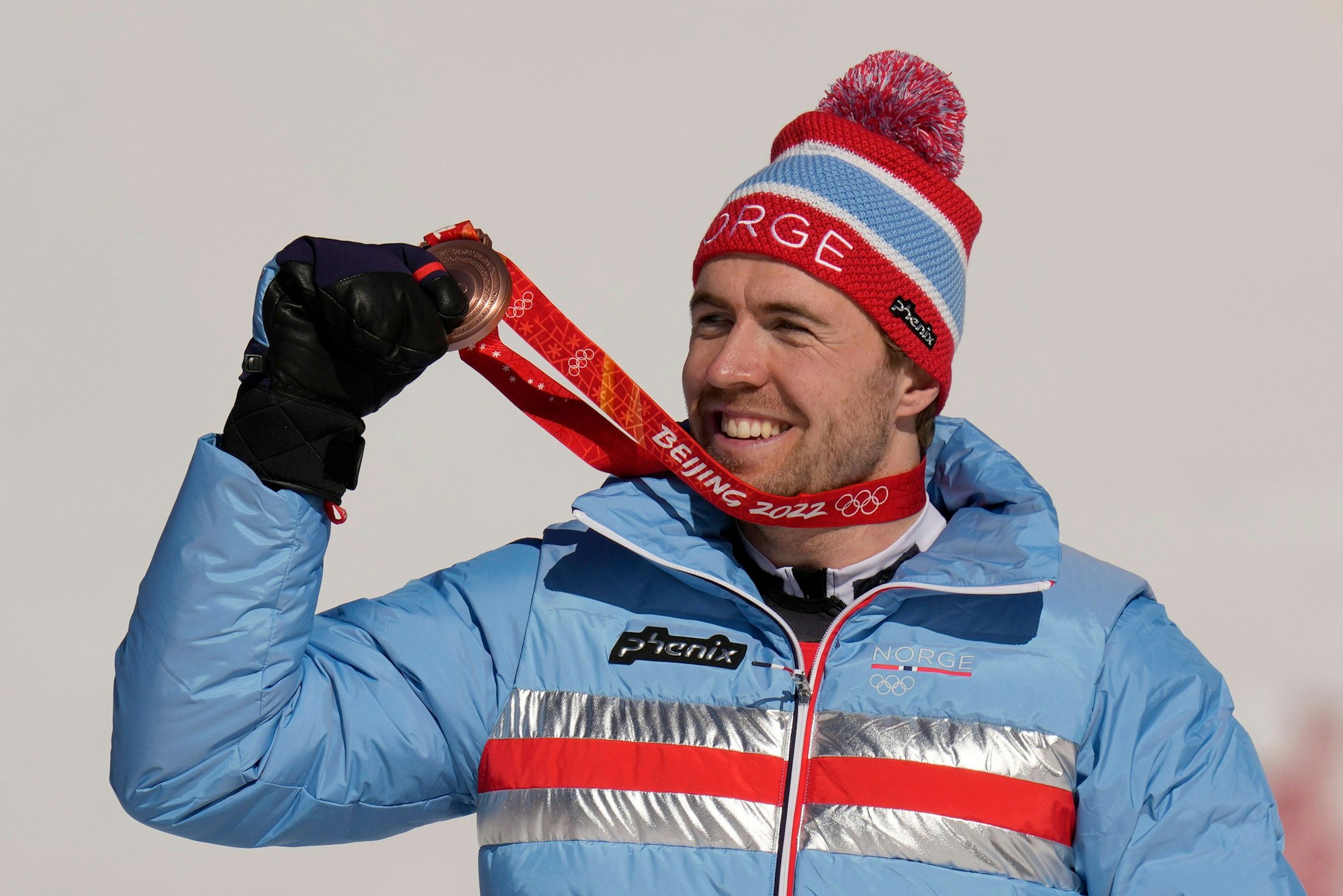 Aleksander Aamodt Kilde feiert seine Bronzemedaille bei der Blumenzeremonie.