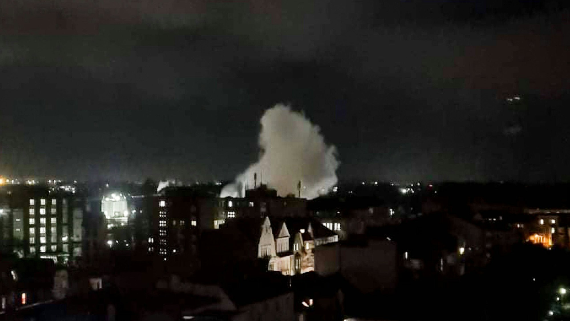 Eine große Rauchwolke ist nach einer Explosion im Chempark Leverkusen am MIttwoch (9. Februar) sichtbar. Verletzt wurde niemand, wie ein Sprecher der Feuerwehrleitstelle sagte.